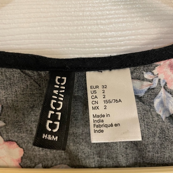 Floral print crop top🖤 - Picture 2 of 3